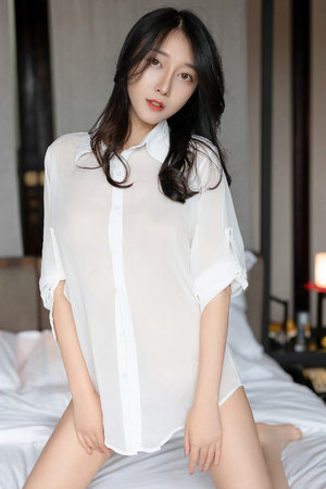 美女硕大乳房阴部温柔抚摸